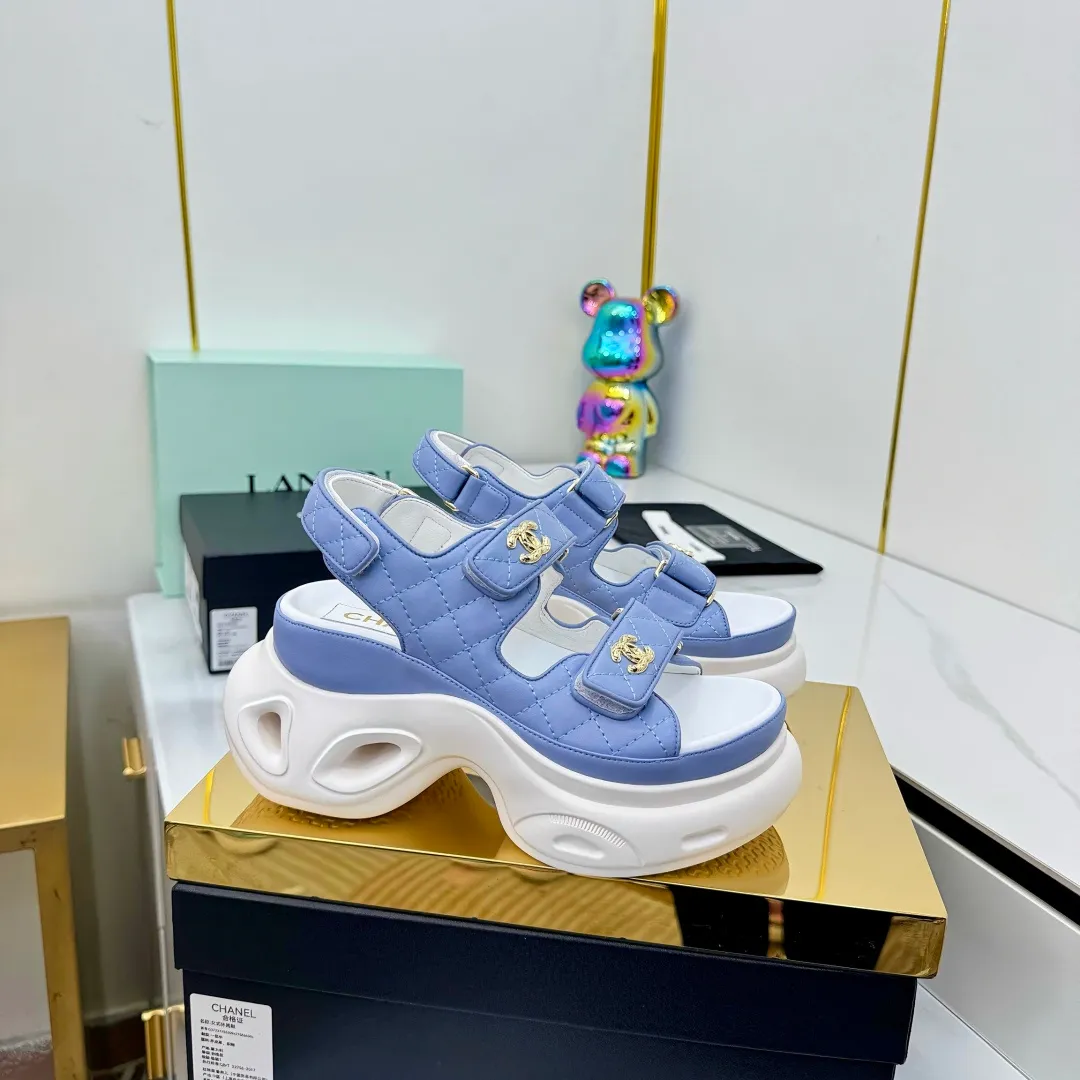 👟👟Ex-factory price 680👟👟 Top version... Chanel｜Chanel Xiaoxiang Velcro Beach Slippers Slippers Casual Beach Shoes 25ss Spring and Summer New Style! Beach shoes are a hit all over the internet! The latest model from the counter, I am still willing to buy it on my feet. It must be ranked among the most popular models. It is invincible in all seasons. Various bloggers and Internet celebrities can see the matching styles. Highly recommended. Pearlescent sheepskin upper, sheepskin lining, suede for feet. Original open-molded TPU outsole size: 35-40 (customized for 40 and 41). Full set of original packaging 👉 👉 👉 👉 👉